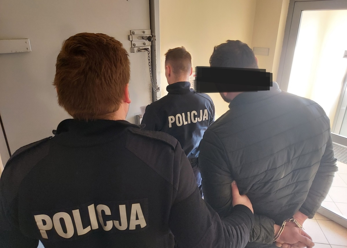 Policjanci w Zduńskiej Woli zatrzymali poszukiwanego 2 listami gończymi i 4 nakazami doprowadzenia do więzienia