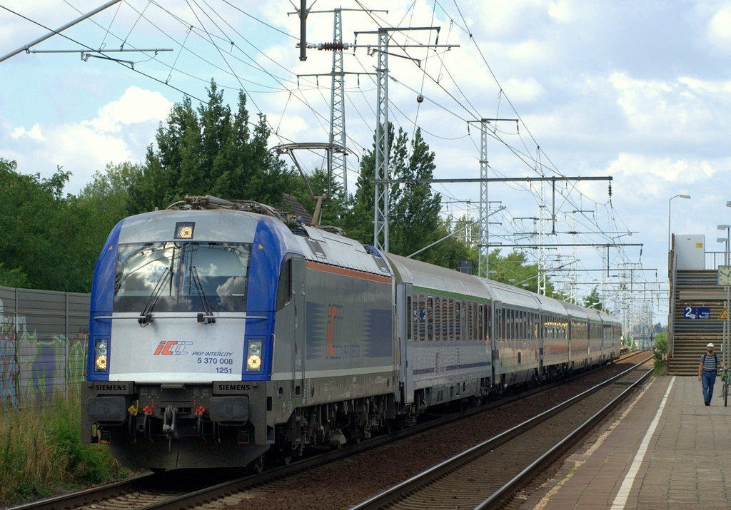 PKP Intercity uruchamia bezpośrednie połączenie z chorwacką Rijeką. Pociąg będzie się zatrzymywał w jednym z miast w Łódzkiem 1 Taborowa ofensywa PKP Intercity. Zmodernizowano 32 wagony