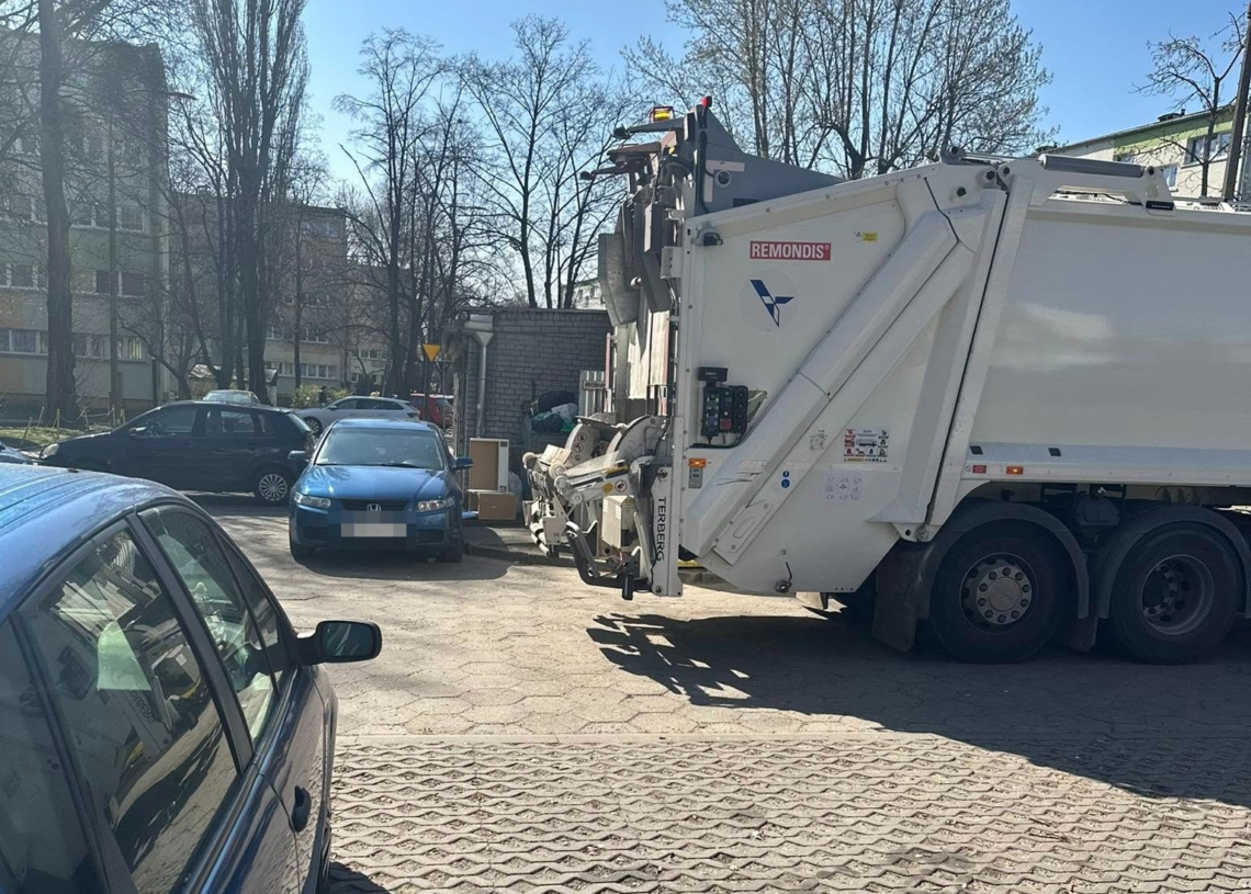 Samochody blokują śmietniki