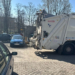 Samochody blokują śmietniki