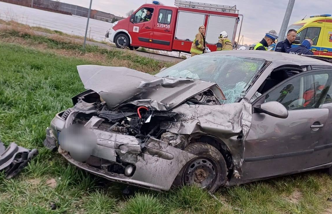 Wypadek w Zawadach. Bus zderzył się z samochodem osobowym 1 Wypadek w Zawadach. Bus zderzył się z samochodem osobowym
