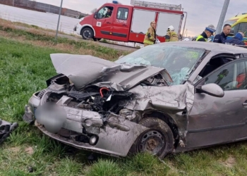 Wypadek w Zawadach. Bus zderzył się z samochodem osobowym