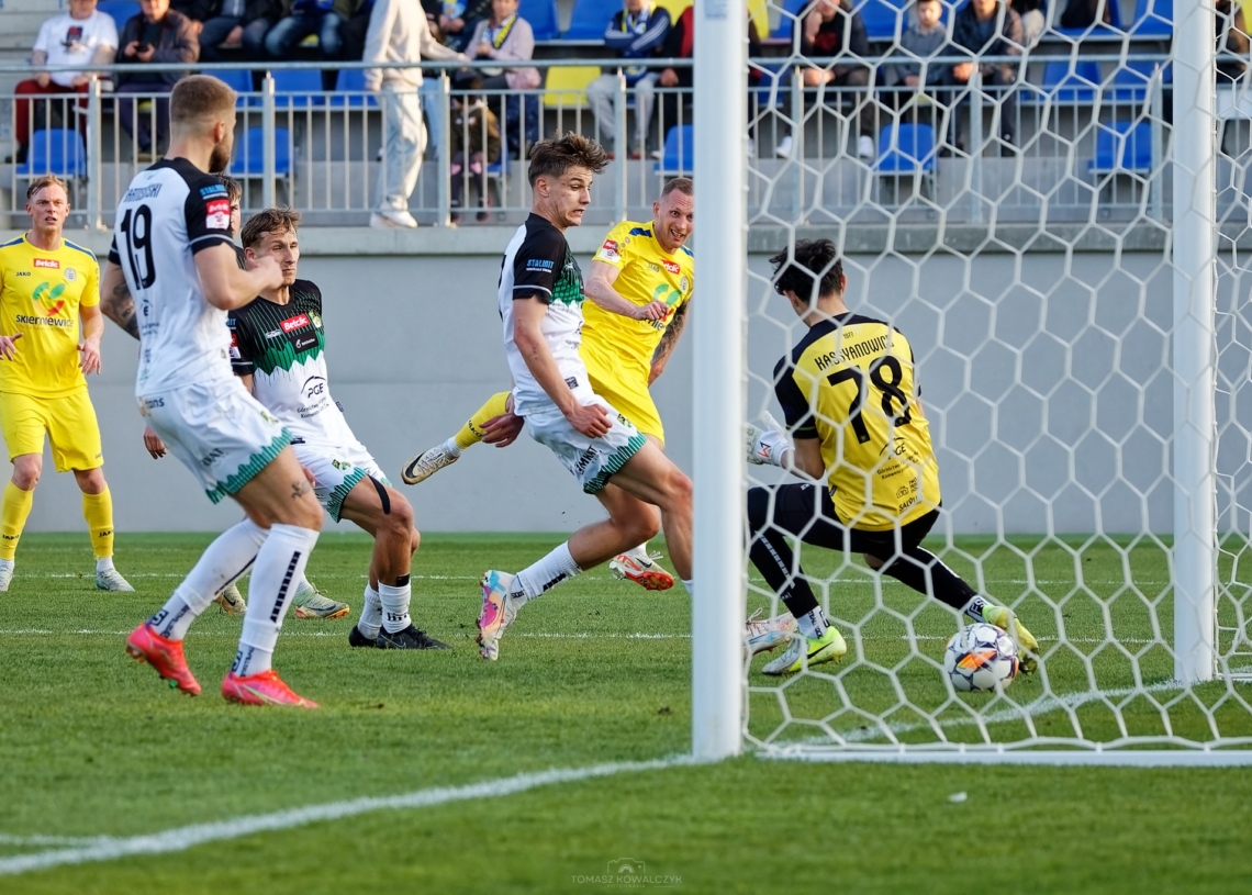 Podsumowanie 25. kolejki 3. ligi gr. 1. Derbowy pogrom w Skierniewicach, Lechia rozbita w Łomży 1 Podsumowanie 25. kolejki 3. ligi gr. 1. Derbowy pogrom w Skierniewicach, Lechia rozbita na Podlasiu