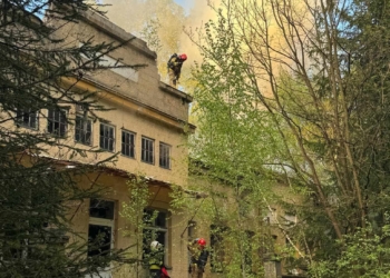 Tuszyn: Pożar budynku po dawnej rehabilitacji przy Szpitalnej – spłonęły dwie kondygnacje
