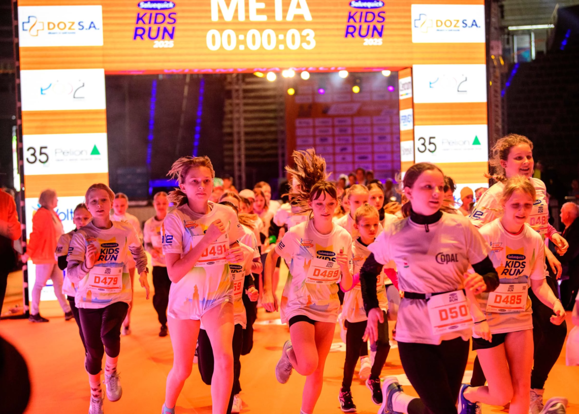DOZ Maraton Łódź wystartował. Sobotni Kids Run: dzieci w biegu, rodzice kibicowali na trybunach [ZDJĘCIA]