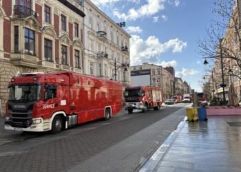 Policja i straż pożarna w Urzędzie Wojewódzkim. Zamknięta część Piotrkowskiej