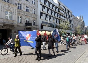 Marsz z okazji 1000-lecia koronacji Bolesława Chrobrego przeszedł ulicą Piotrkowską w Łodzi