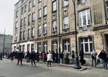 Długie kolejki po paczki z PCK. Niektórzy odbili się od drzwi