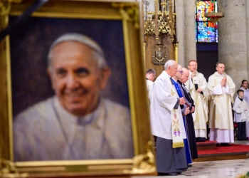 Msza w intencji zmarłego papieża Franciszka w łódzkiej katedrze