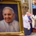 Msza w intencji zmarłego papieża Franciszka w łódzkiej katedrze