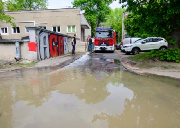 Usuwanie awarii wodociagowej Bratyslawska Fot Sebastian Szwajkowski 14
