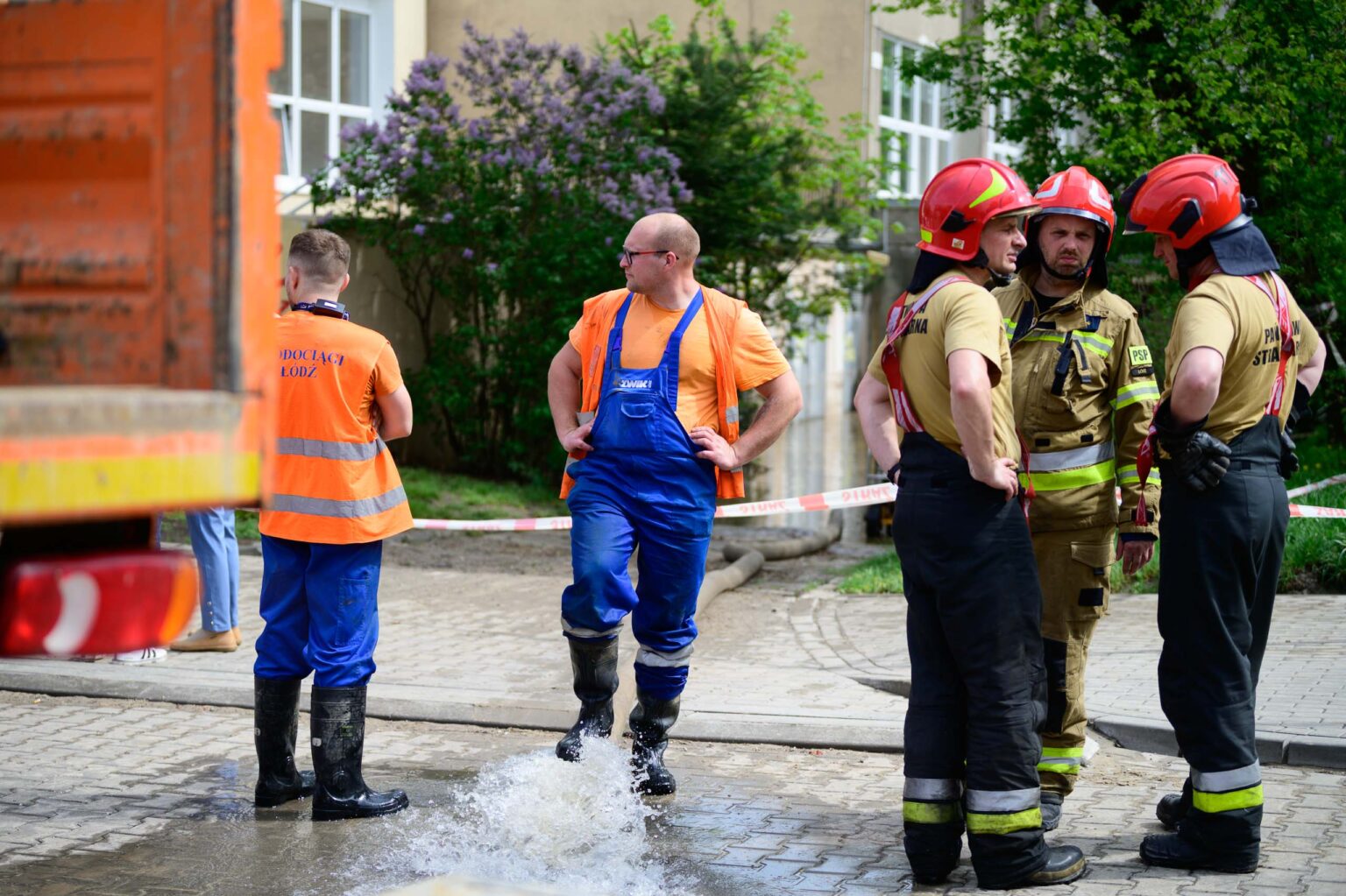 Usuwanie awarii wodociagowej Bratyslawska Fot Sebastian Szwajkowski 2
