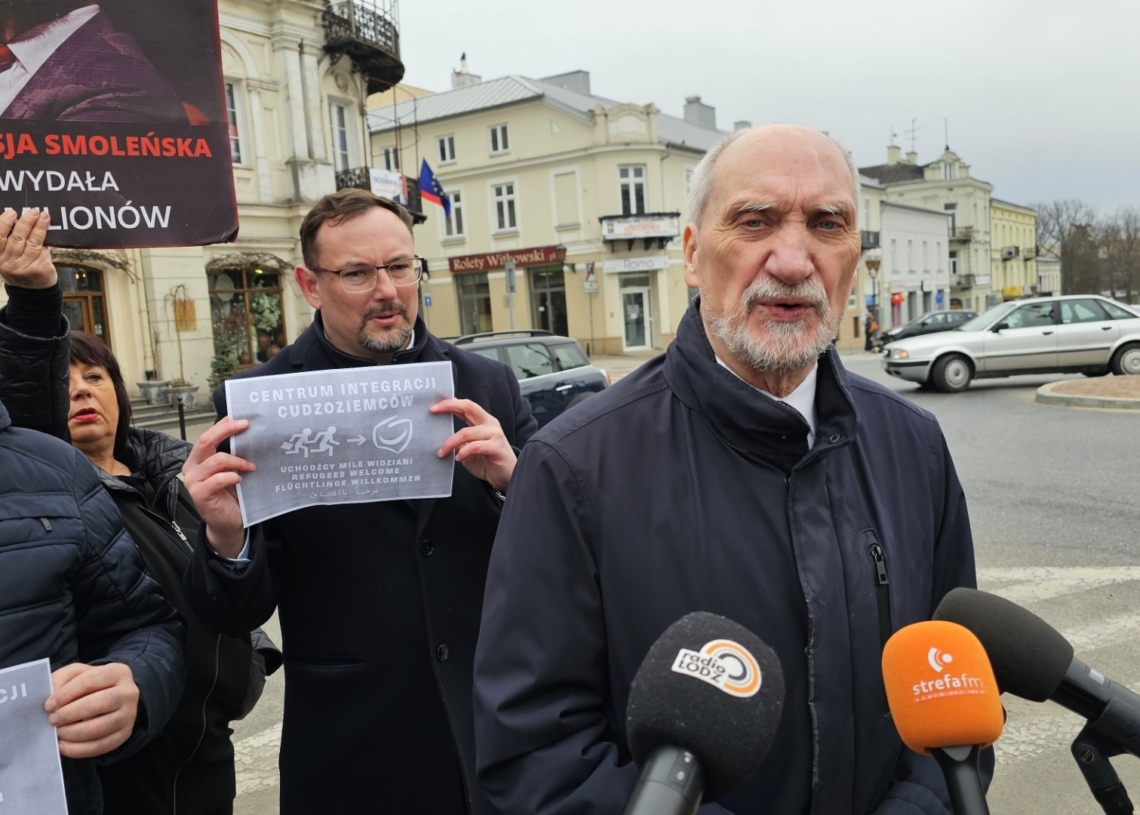 Politycy PiS ostrzegają przed nielegalnymi migrantami. Senator KO przypomina aferę wizową 1 Politycy PiS - Antoni Macierewicz