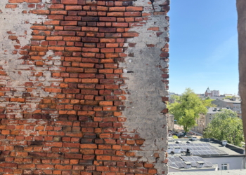 Kolejna łódzka kamienica w fatalnym stanie. Czy lokatorzy mają się czego bać?