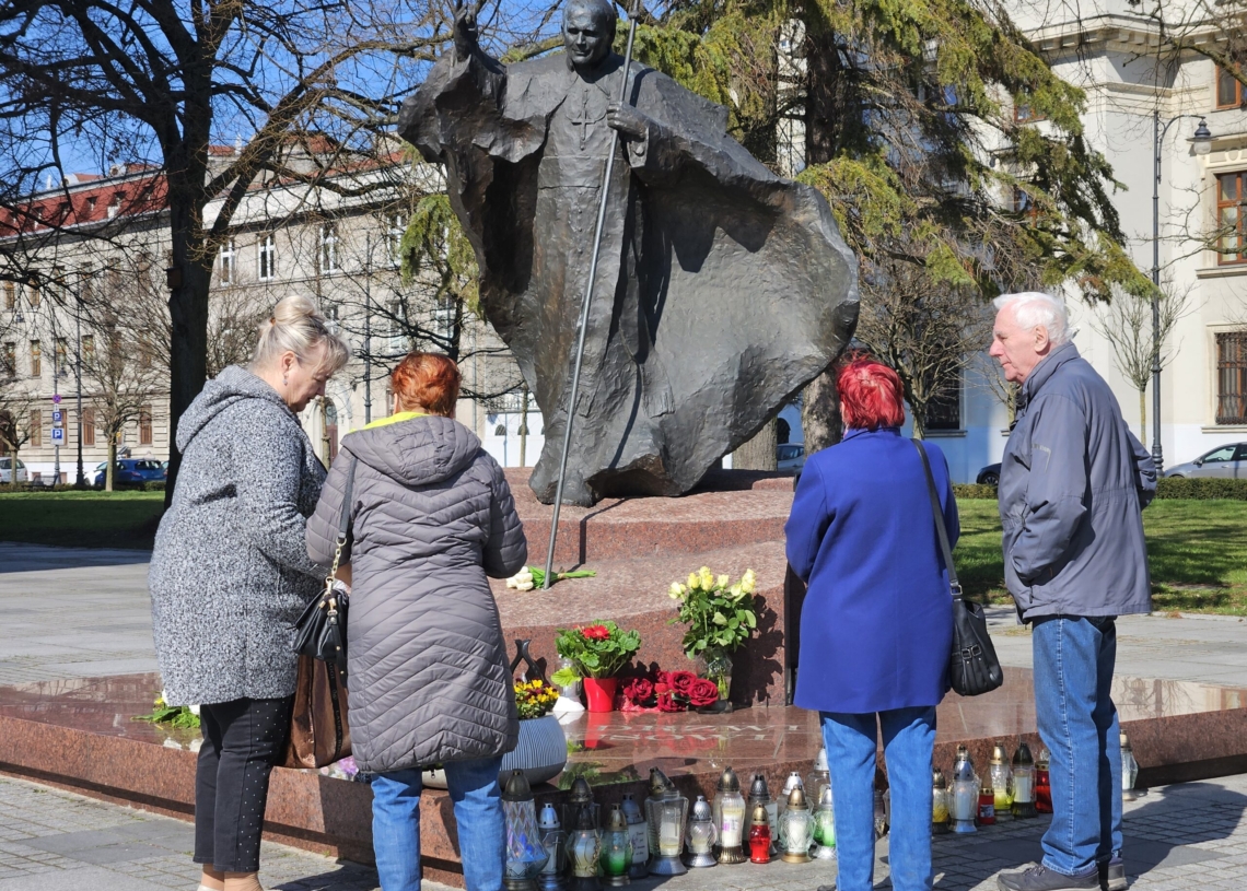 20. rocznica śmierci Jana Pawła II. Łodzianie składają kwiaty pod pomnikiem papieża Polaka 1 20. rocznica śmierci Jana Pawła II