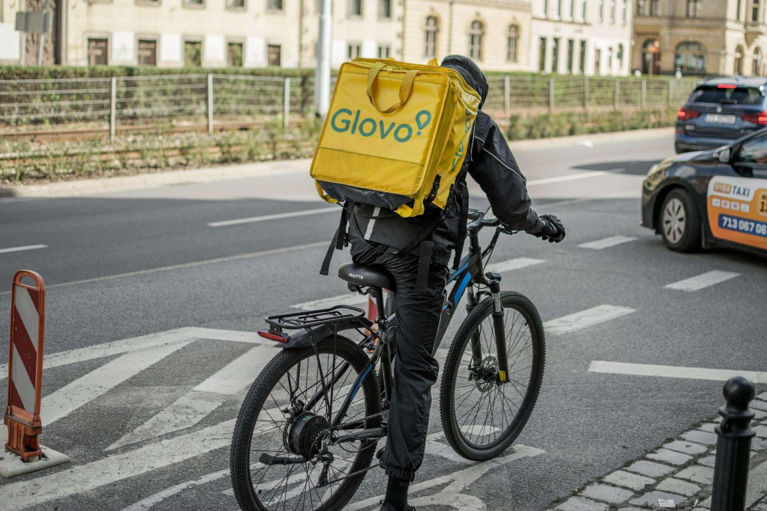 rowerzysta glovo scaled