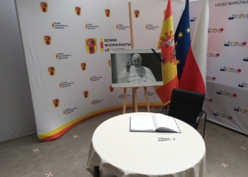 Księga kondolencyjna pamięci papieża Franciszka. Wpisać mogą się wszyscy mieszkańcy województwa