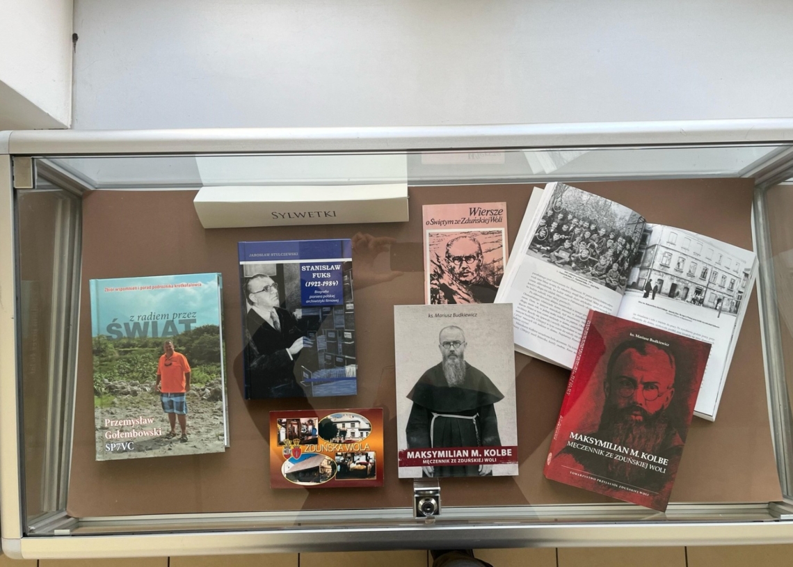 Towarzystwo Przyjaciół Zduńskiej Woli prezentuje swój dorobek w bibliotece wojewódzkiej