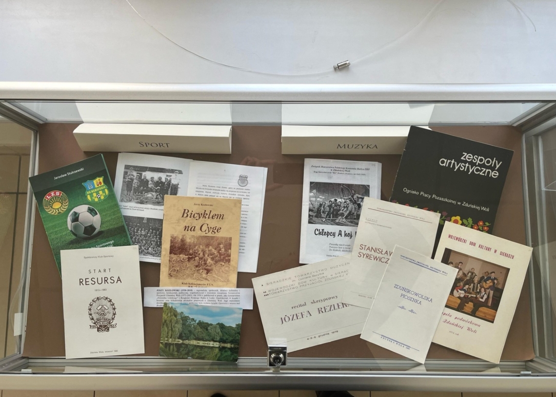 Towarzystwo Przyjaciół Zduńskiej Woli prezentuje swój dorobek w bibliotece wojewódzkiej