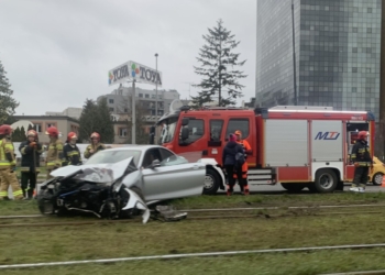 Utrudnienia na alei Mickiewicza w Łodzi. Samochód wjechał w słup trakcyjny