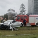 Utrudnienia na alei Mickiewicza w Łodzi. Samochód wjechał w słup trakcyjny