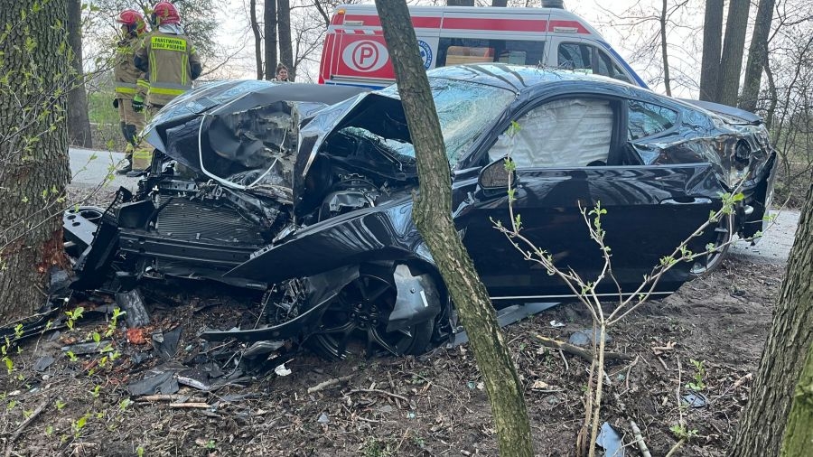 Groźny wypadek w gminie Stryków - kierowca uderzył w drzewo 1 Groźny wypadek w gminie Stryków – kierowca uderzył w drzewo