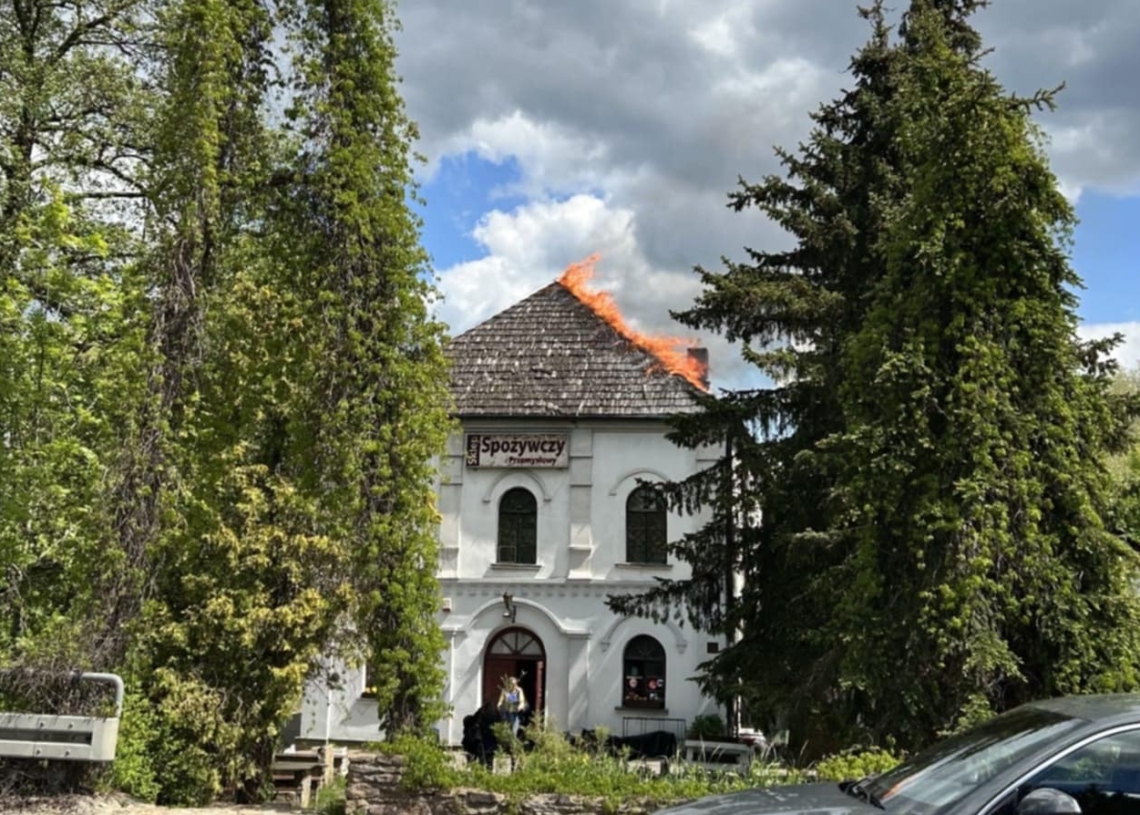 Pożar XIX-wiecznej dawnej synagogi w Inowłodzu. Konieczna była rozbiórka