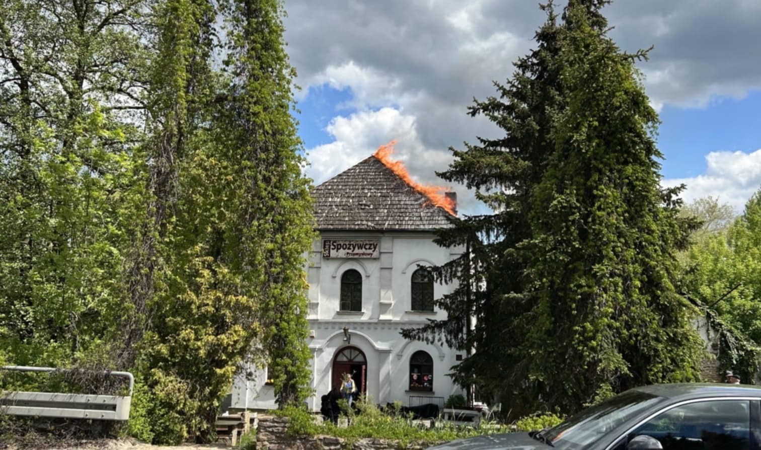 Pożar XIX-wiecznej dawnej synagogi w Inowłodzu. Konieczna była rozbiórka