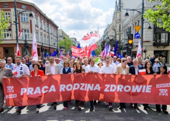 Święto Pracy 2025. Pochód ulicą Piotrkowską w Łodzi [ZDJĘCIA]