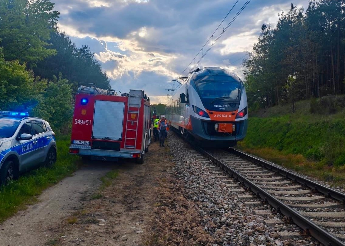 Groźny wypadek w Tomaszowie Mazowieckim. Spod pociągu wyciągnięto kobietę
