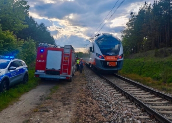 Groźny wypadek w Tomaszowie Mazowieckim. Spod pociągu wyciągnięto kobietę