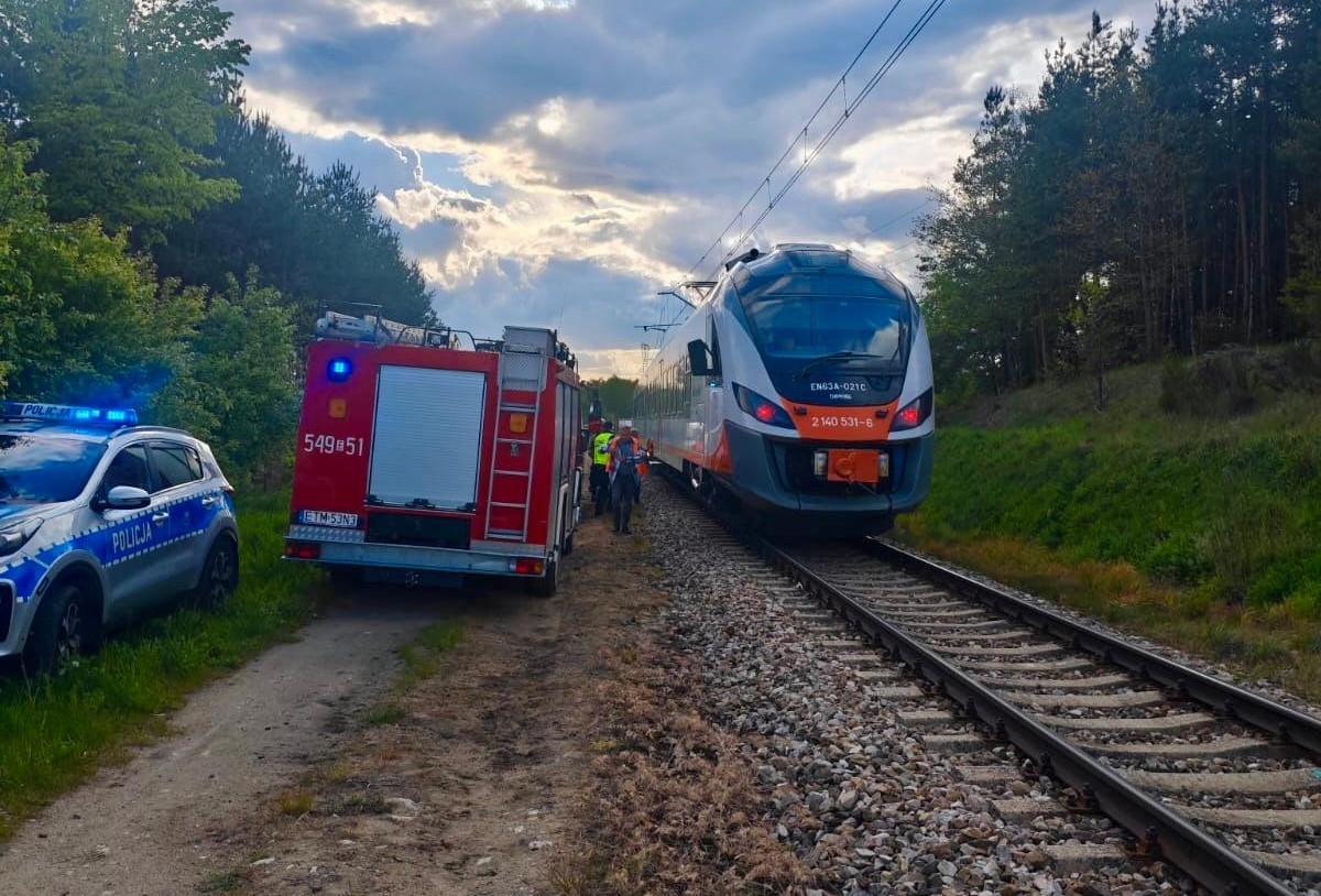 Groźny wypadek w Tomaszowie Mazowieckim. Spod pociągu wyciągnięto kobietę