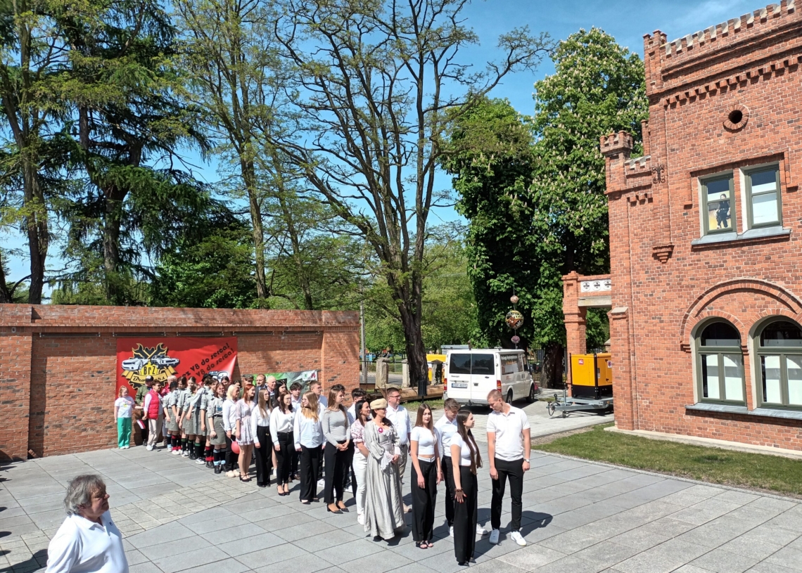 Dzień Flagi w Brzezinach. Taneczny korowód i piknik rodzinny 1 Dzień Flagi w Brzezinach. Taneczny korowód i piknik rodzinny