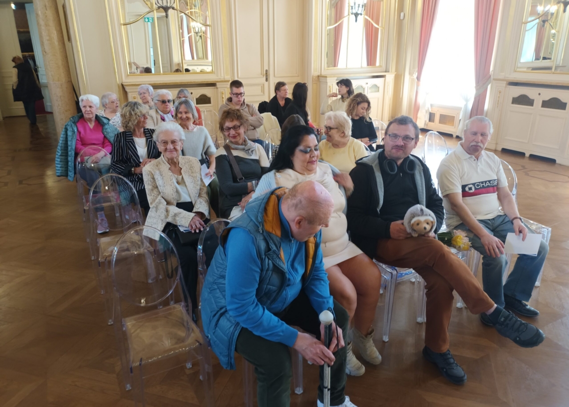 Konferencja dla osób niewidomych w Sali Lustrzanej Pałacu Poznańskiego. „Informujemy, ale też się integrujemy”