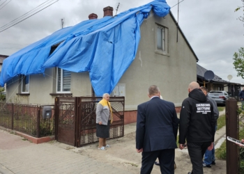 Gradobicie w gminie Rozprza. Na nawiedzone nawałnicą tereny przyjechała wojewoda Dorota Ryl