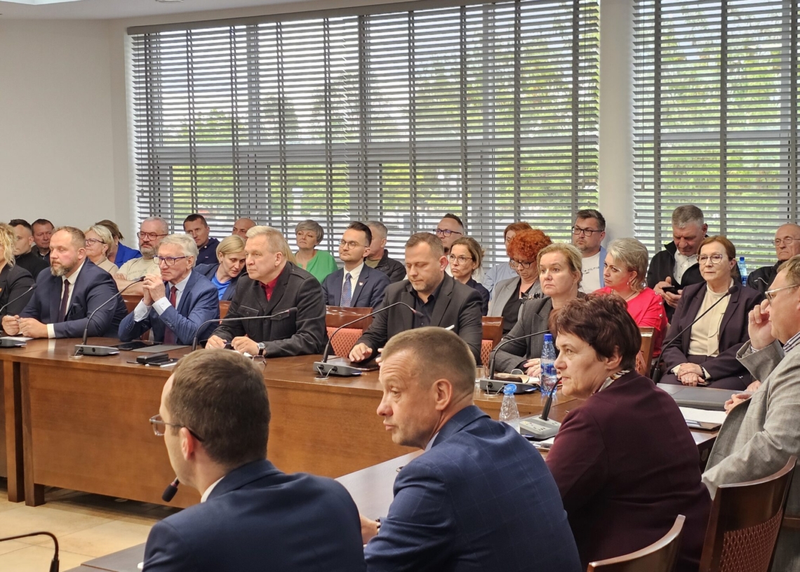 Sesja Rady Powiatu Radomszczańskiego ws. Centrum Integracji Cudzoziemców w Piotrkowie Trybunalskim. „Sama walka z tymi Centrami jest bez sensu”