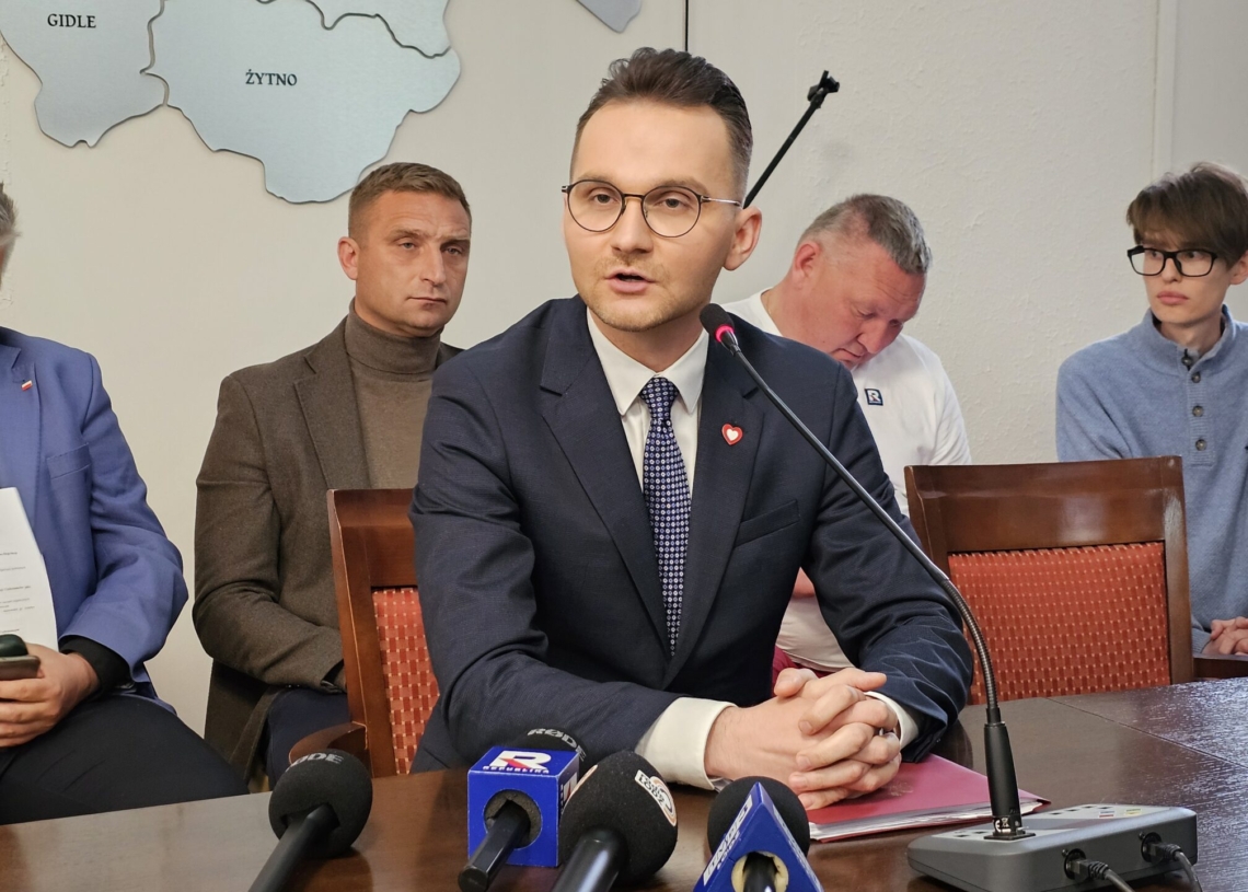 Sesja Rady Powiatu Radomszczańskiego ws. Centrum Integracji Cudzoziemców w Piotrkowie Trybunalskim. „Sama walka z tymi Centrami jest bez sensu”