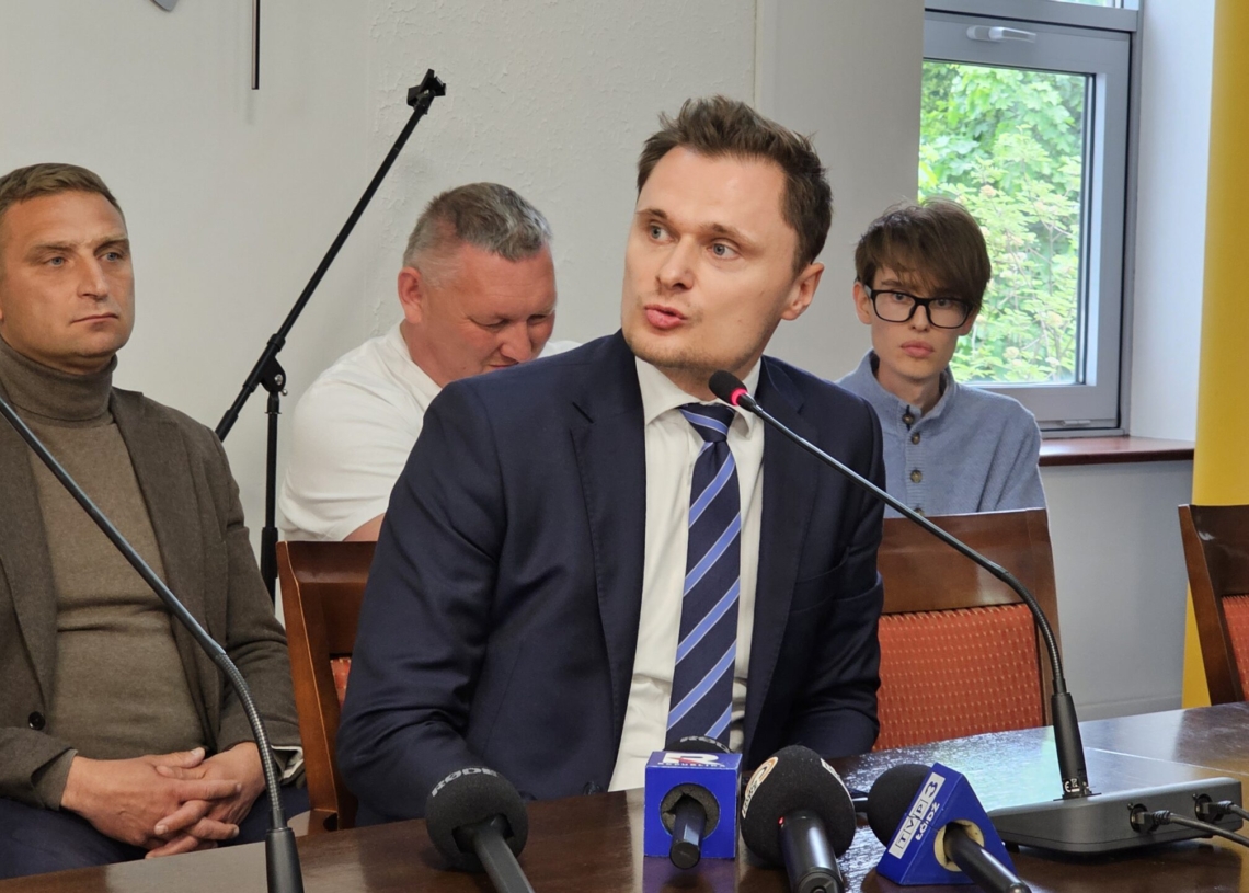 Sesja Rady Powiatu Radomszczańskiego ws. Centrum Integracji Cudzoziemców w Piotrkowie Trybunalskim. „Sama walka z tymi Centrami jest bez sensu”