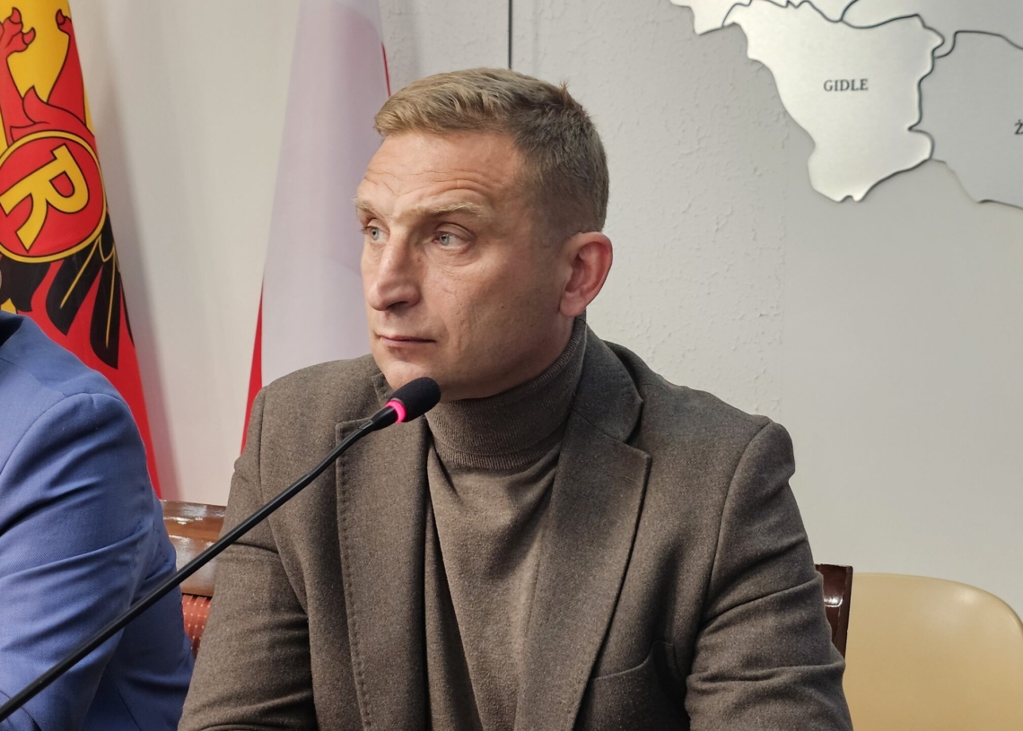 Sesja Rady Powiatu Radomszczańskiego ws. Centrum Integracji Cudzoziemców w Piotrkowie Trybunalskim. „Sama walka z tymi Centrami jest bez sensu”