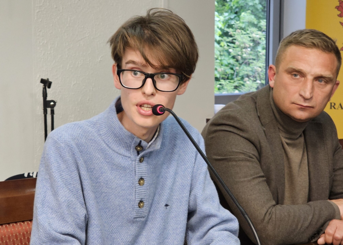 Sesja Rady Powiatu Radomszczańskiego ws. Centrum Integracji Cudzoziemców w Piotrkowie Trybunalskim. „Sama walka z tymi Centrami jest bez sensu”