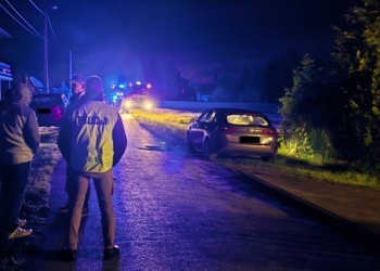 Zdjęcie policji zabezpieczającej miejsce zdarzenia.