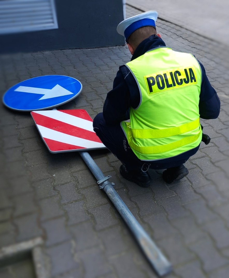 Pijany pirat drogowy z Radomska. 28-latek jechał pod prąd prosto na radiowóz, w bagażniku miał znaki drogowe 2 Pijany pirat drogowy z Radomska. 28-latek jechał pod prąd prosto na radiowóz, w bagażniku miał znaki drogowe