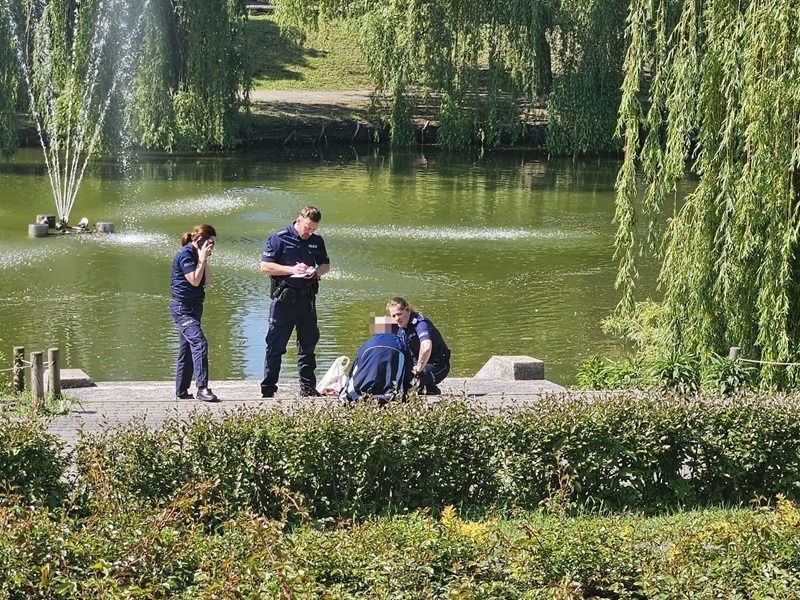 O krok od tragedii w Kutnie. Policjanci uratowali tonącego 58-latka