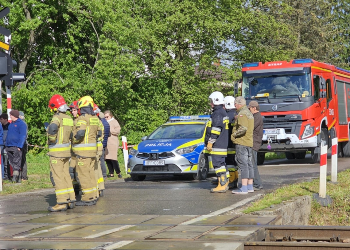 Samochód wjechał pod pociąg w miejscowości Raciborowice. Nie żyje jedna osoba
