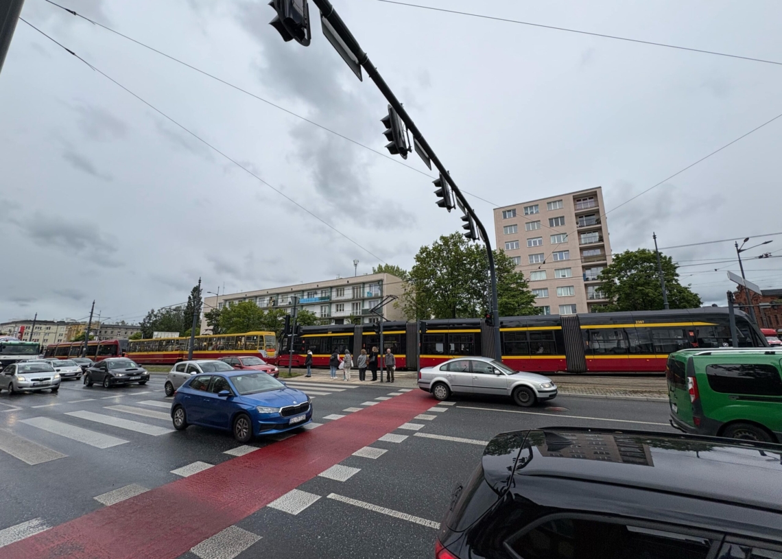 Stoją tramwaje na al. Piłsudskiego w Łodzi