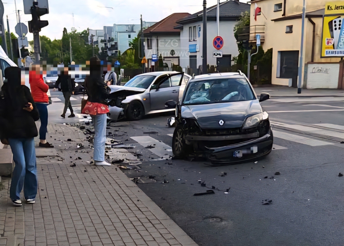 Wypadek w Zgierzu. Uszkodzone dwa auta i zablokowana linia tramwajowa 