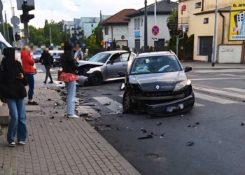 Wypadek w Zgierzu. Uszkodzone dwa auta i zablokowana linia tramwajowa 