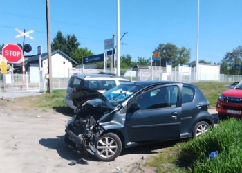 Wypadek na torach w Zgierzu. Samochód wjechał w bok lokomotywy towarowej