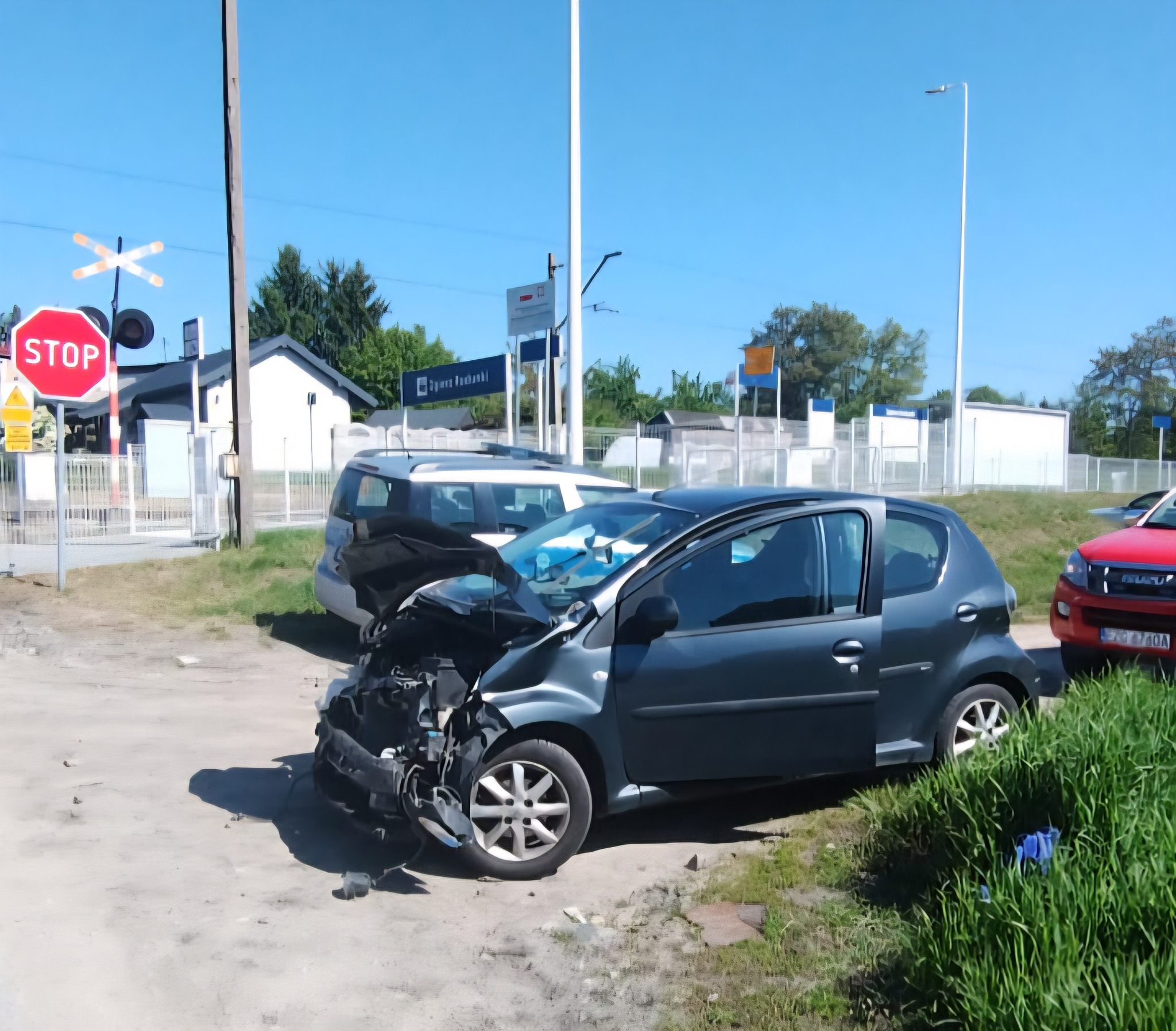 Wypadek na torach w Zgierzu. Samochód wjechał w bok lokomotywy towarowej