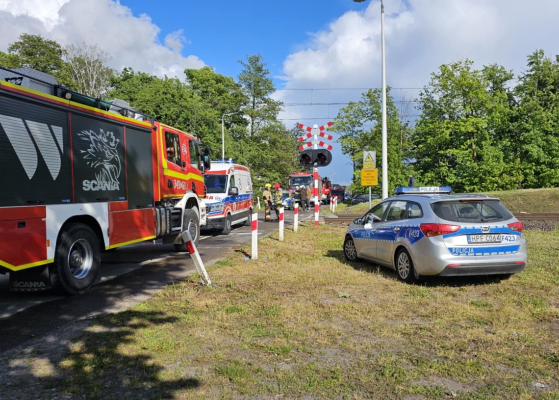 Samochód wjechał pod pociąg w miejscowości Raciborowice. Nie żyje jedna osoba